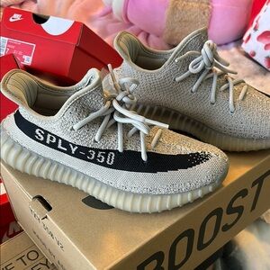 Yeezy Boost 350 V2 - Gray and Black